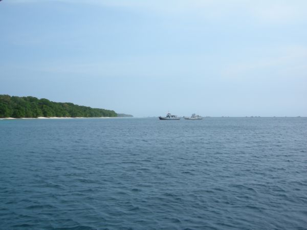 เรือตกปลาอีก 2 ลำ ทอดสมอนอนอย่างเดียว :love: