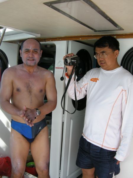 เลยต้องว่ายน้ำเป็นเพื่อนพี่ใหญ่ไปเก็บทราย...ไม่ได้ถ่ายรูปแต่ทำหนังไว้แล้ว.... :love: