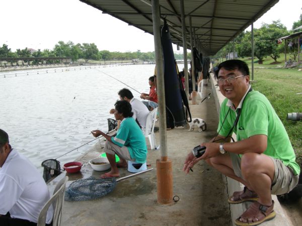พี่เล็กรอ...ว่าปลาจะกินตอนไหน :love: