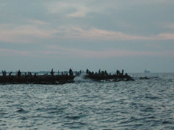 ฝั่งตรงข้าม เริ่มหมืดแล้ว โห...."Crazy Fishing"