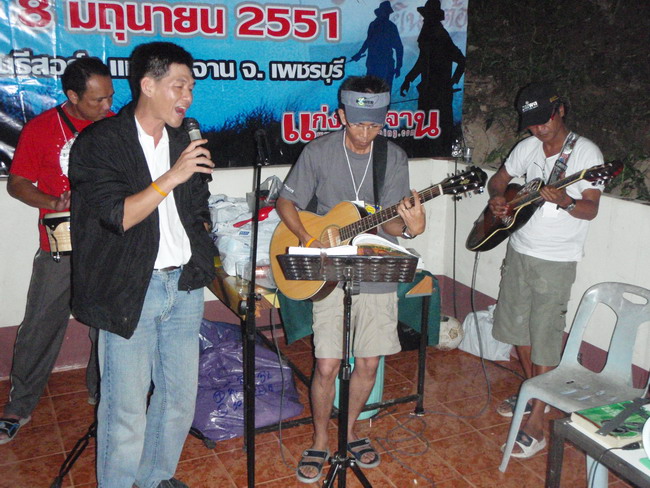จัดกันไป สำหรับ เพลงตามคำขอ....
ขอได้ครับ ได้ทุกเพลง...อยากฟังเพลงอะไร...แต่...
ท่านต้องมาร้องเอง.