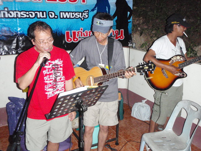 น้าจังดั๋ย ก้อโดน....ไม่รอดแน่นอน....
มาโชว์ลูกคอ 1บทเพลงเช่นกัน...
 :smile: :smile: :smile:
