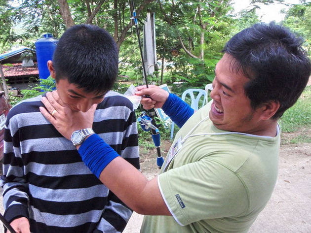 น้าบุ๊ง แค่รอดตาย จากหมายกระสูบน้ำไหล...
แค่รอดตาย นะค๊าบ...เพราะได้แค่ กระทุงเหว ตัวน้อยตัวเดียว..