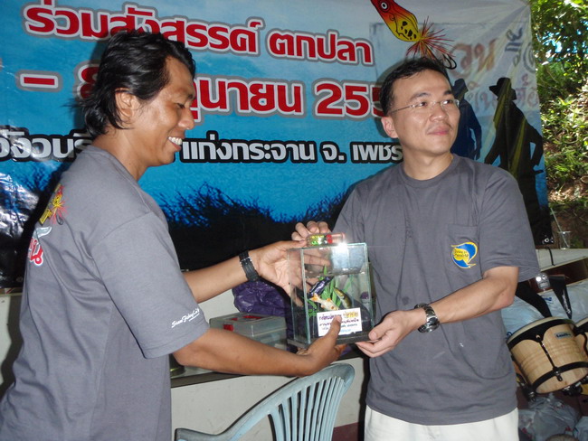 รางวัลปลาช่อน น้าบางลี่ได้ไปครับ 1.1 ก....
รูปหายไปไหนหว่า อิอิ โทษค๊าบ....
 :grin: :grin:

ท่าน