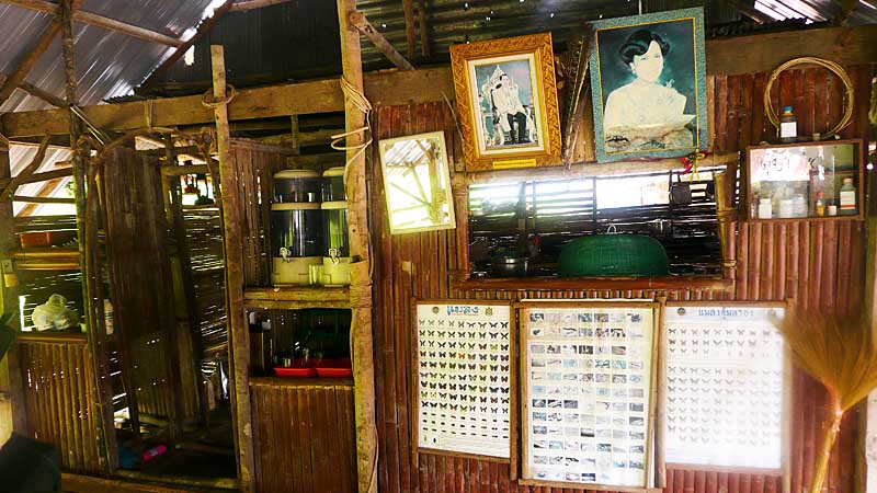 ทุกคนก้อเดินมาทางเดียวกันครับเพราะว่าตรงนี้มีกาแฟครับกินกันซักพักเรือก้อมารับ
ครับเราจะต้องนั่งเรือ