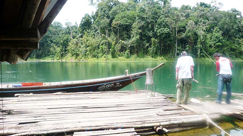 ทุกคนกำลังตั้งตารอเรือที่นัดกันไว้ครับแต่ละคนก้อหวังที่จะได้โทรฟี่กัน