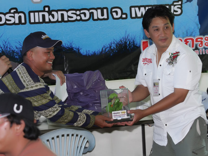 ครูเล็กมอบรางวัล