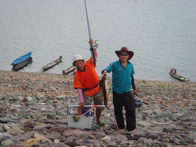 น้าชินโฟว์เอสก็มา."แว่นตาดำ" :cool: