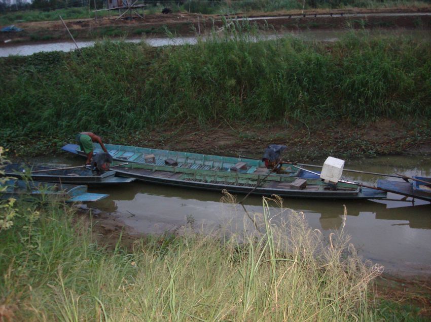 เรือเตรียมออกไปยังหมายกระสูบข้างหน้าครับ เดียวรออีกแป็บน้าสิทธิ์และน้าเบิดร์น้าต้องกำลังเดินมาท่าเรื