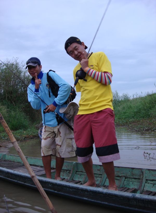 และแล้วน้าเบิดร์กับน้าสิทธิ์ก็มาถึงยังท่าเรือเตรียมออกเรือพร้อมกันครับ แหม2คนนี้ยิ้มน่ารักจังครับเตร