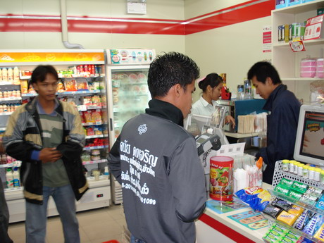 จัดหาซื้อเสบียงในเซเว่นครับ