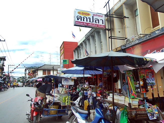 ในตัวเมืองมีร้านขายอุปกรณ์ตกปลาเหมือนกัน ขาดเหลืออะไรก็แวะไปหาเติมใส่กล่องอุปกรณ์กันให้เรียบร้อย