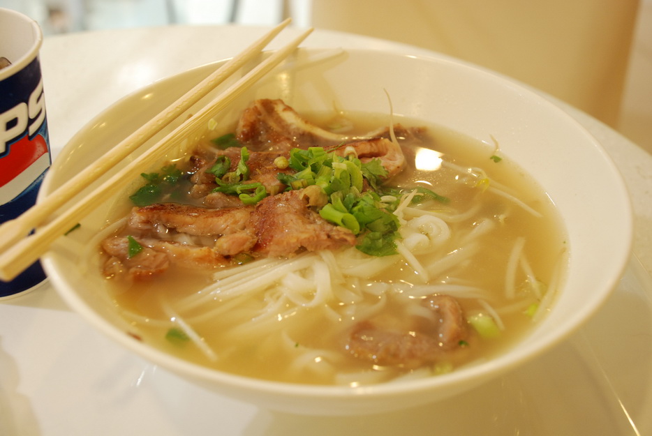 ได้บะหมี่น้ำกับข้าวหน้าหมูย่างมาทานแก่ขัดไปก่อนครับ  :smile: :smile: :smile: