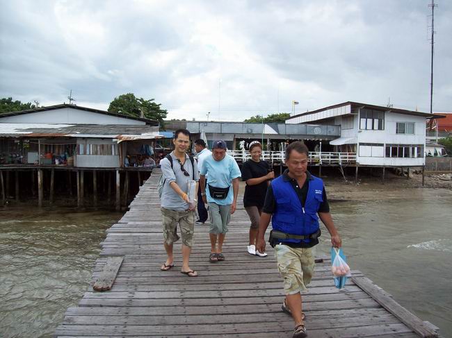 เคลื่อนขบวนลงเรือก็เจอผู้ที่ทำให้เราเกือบกินแห้ว