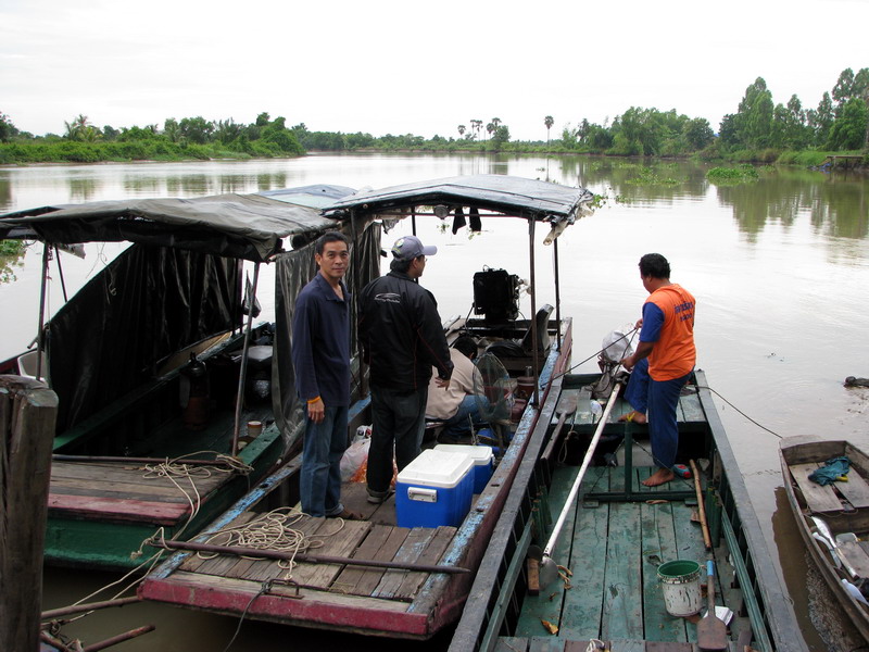 เดี๋ยวนี้ท่าลงเรือลุงยิ้มแกทำซะดีเลย เมื่อก่อนจะลงเรือทีก้อต้อง
ลุ้นกันว่าจะ [b]มีกลิ้ง[/b] กันรึเป