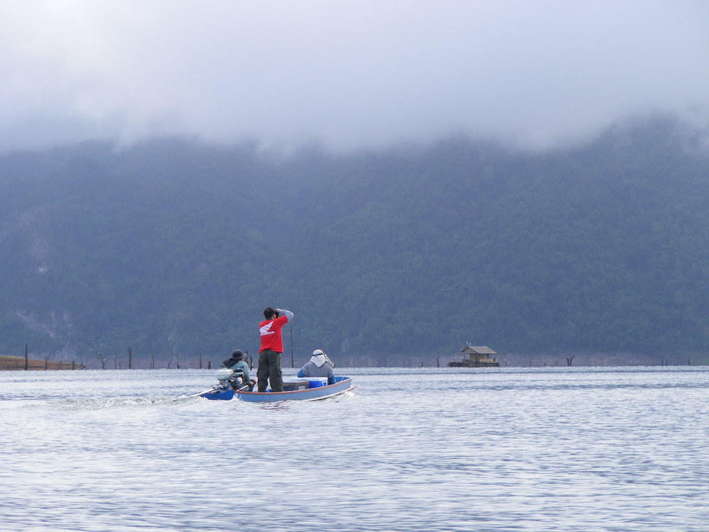 ทุกครั้งที่หันไปมองเรืออีกลำก็จะเห็นแต่ภาพแบบนี้