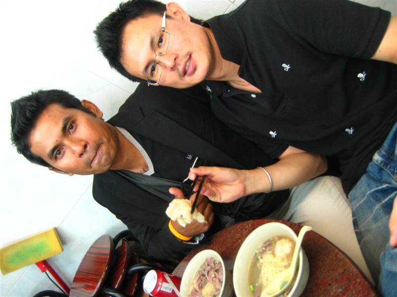 เกี๊ยวกุ้งลูกเท่ากำปั้นที่ร้านบนถนนฮานอย...มีคะน้าฮ่องกงลวกราดน้ำมันหอย....อูยๆๆๆน้ำลายไหล... :cheer