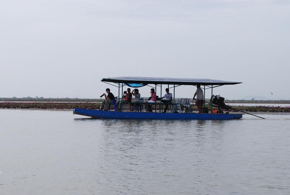 ได้แผนล่ะทีนี้ ให้ลูกเมียนั่งเรือชมวิว เราอยู่หน้าเรือหวดเข้าไป อิอิ  :love: :laughing: :laughing: