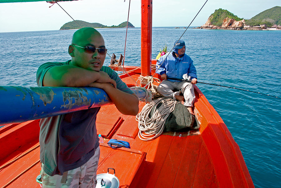 ที่หัวเรือ    บรรยากาศยังเงียบกริบ แต่ร้อนๆ พิกล  :laughing:

ลมเงียบ  คลื่นเงียบ  ปลาก็เงียบอีก  