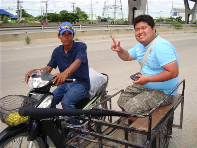 ประมาณ บ่าย 3 นิดๆ เหตุการณ์ปวดหัว ชวนหัวแตกก็เกิดขึ้น...

ผมเอง   เออ.......... ที่รัก ใกล้เย็นแล