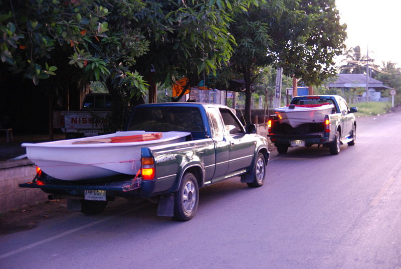 ขอแจมด้วยคนนะครับ
ว่าแล้วก้อจัดเลยนะ รถบรรทุกเรือครับ :grin: