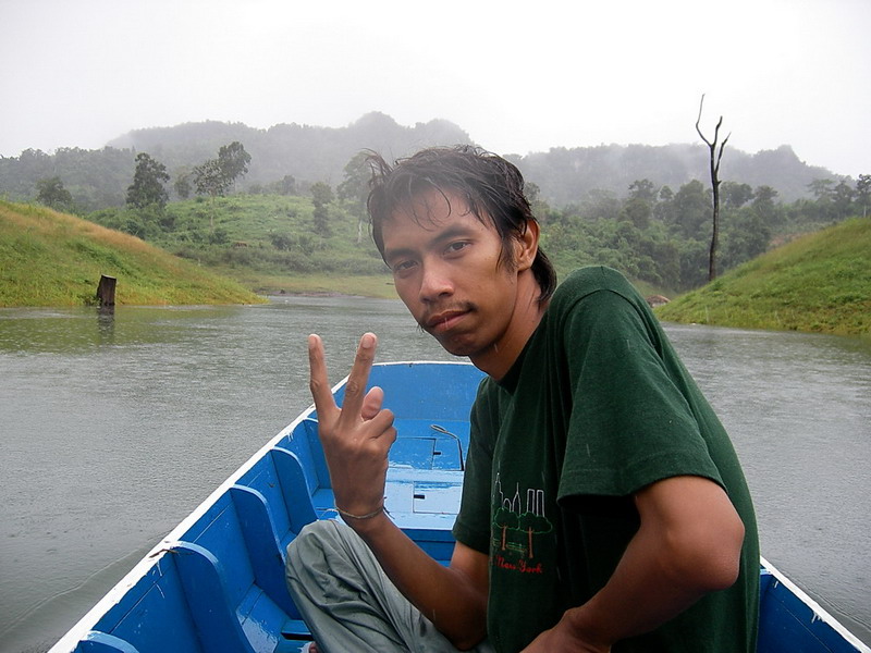 ฝนตกๆหยุดแต่น้องไผ่ก็ยังยิ้มสู้ได