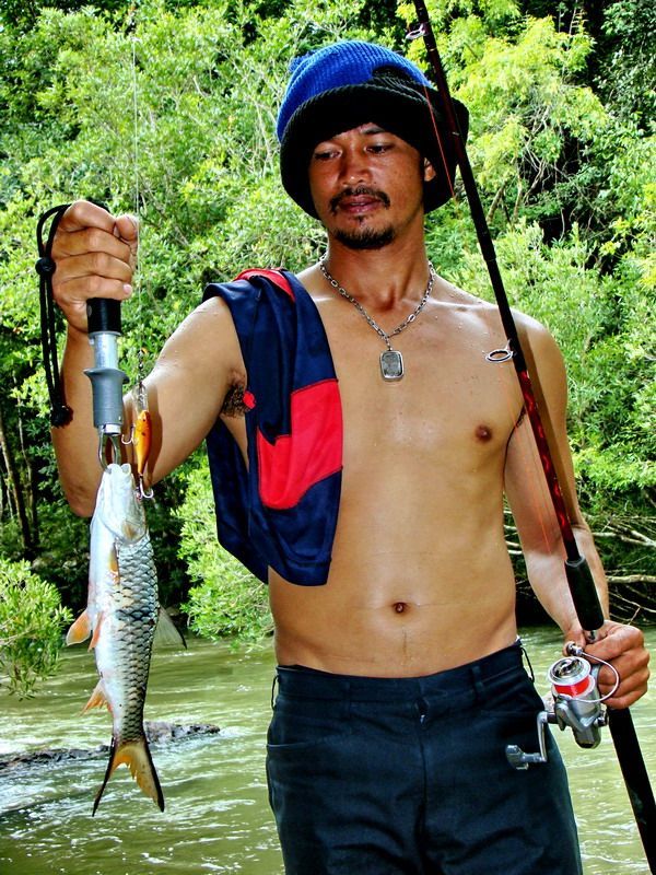 โถ...โถ่...โธ่
 ปาไปห้าหน้าได้ปลาตัวน้