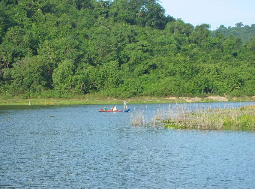 เรือวิ่งมาได้สักพักเห็นไกลๆเรือนักตกปลาอีกลำกำลังอัดปลาครับ