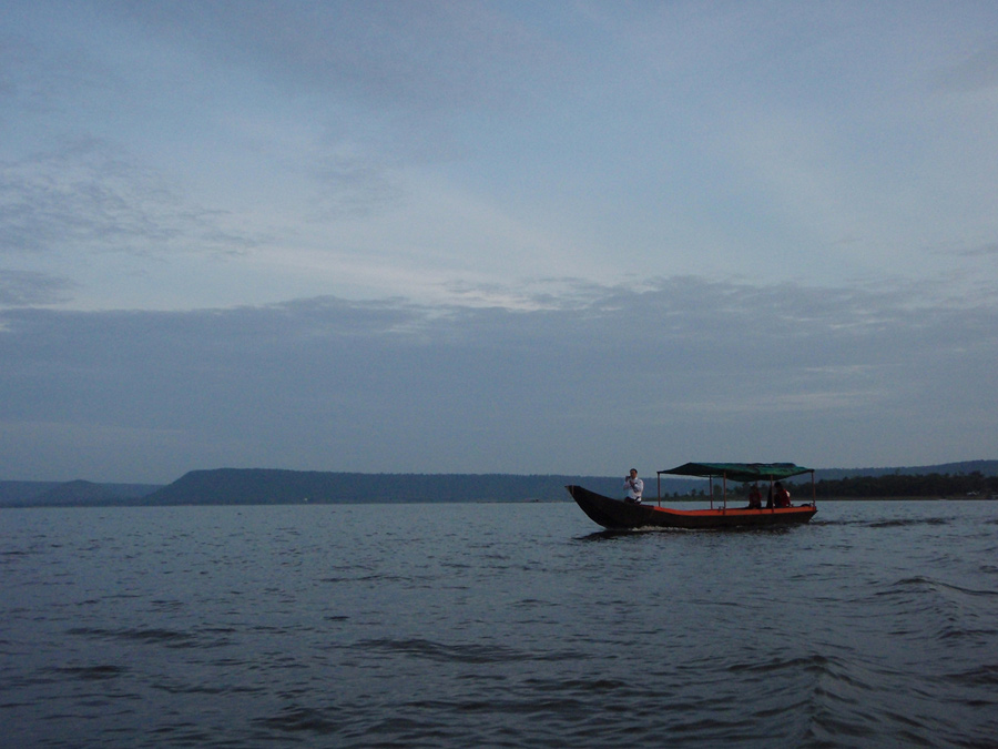 เรือใหญ่ ลำโต น้าลำรำเพย ลงคนเดียวไปซะได้.....
ตะโกนแว่ว ๆ มา ว่า จะไปรอที่ต้นน้ำก่อนเลย ให้เพื่อนๆ