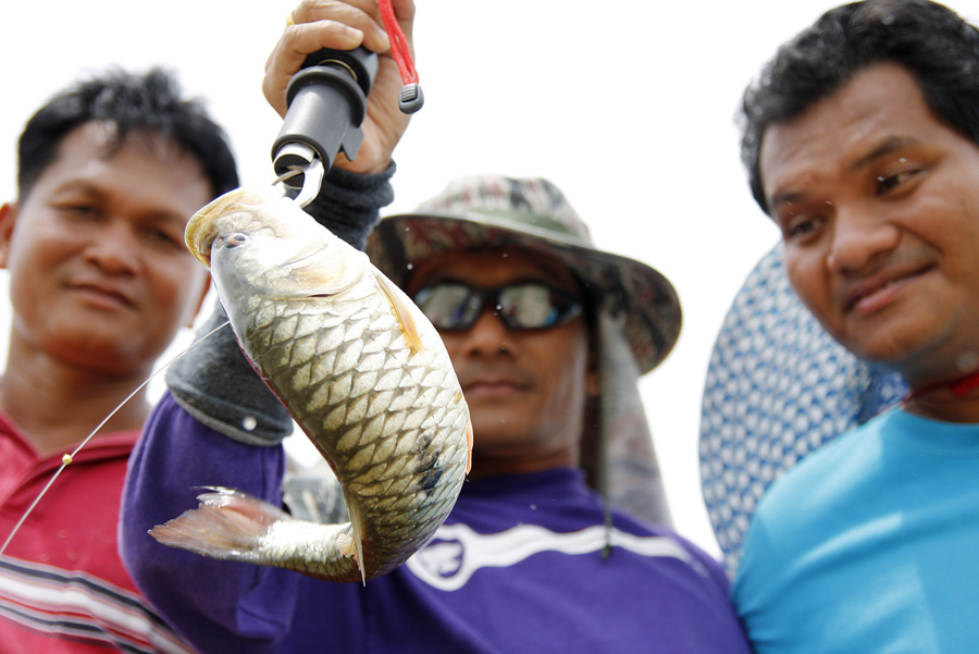 สักครู่ก็ได้มาอีกตัว คราวนี้ขอถ่ายรูปเป็นที่ระลึกกันหน่อย Fishing for Friendship