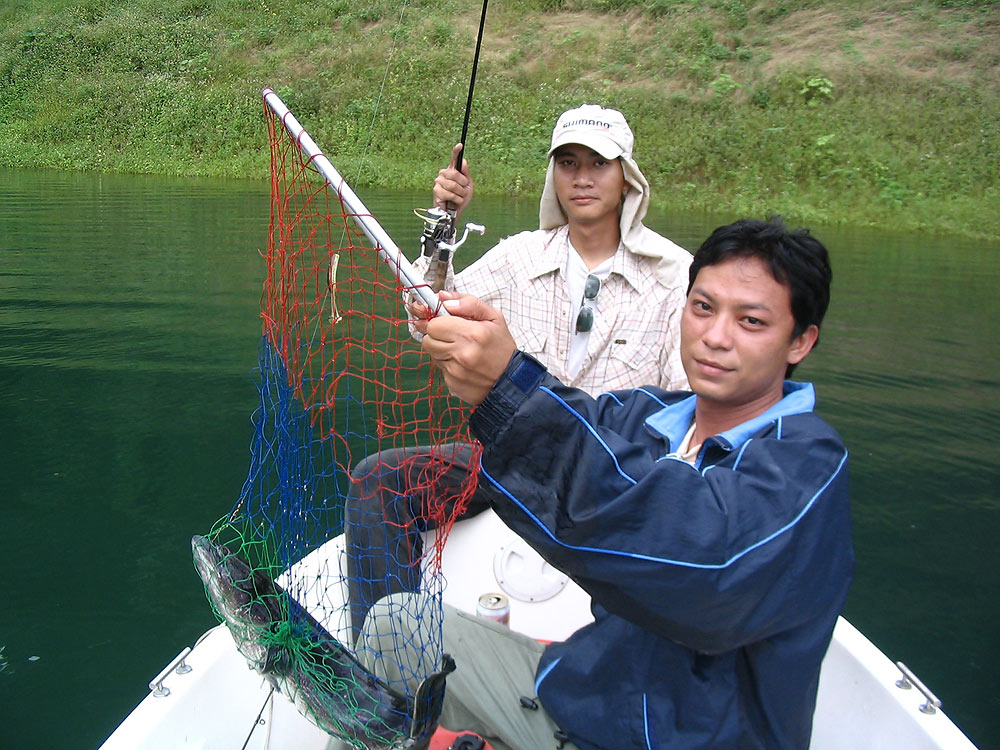 ..น้ามีน กำลังหลอกล่อปลาช่อน อยู่ดีๆ ดันมาขึ้นจิบหัวเรือ..