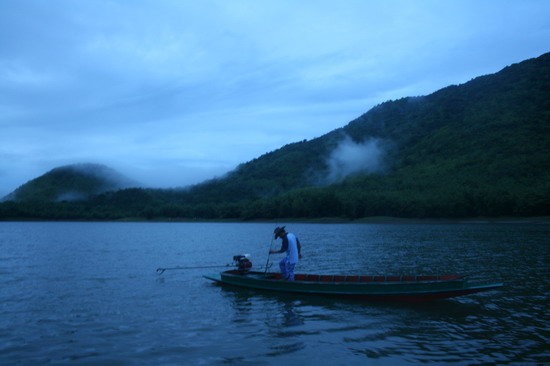 เตรียมเรือแต่เช้ามืดเลยครับ ใช้เวลาในการเดินทาง ประมาณ 1 
ชั่วโมงครับ  