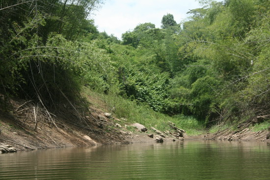 ผ่านช่องเขาน้ำนิ่งน่ามีปลาไซด์สวยๆ นะครับ จอดเรือ นั่งรอดูปลาขึ้นจิบน้ำ