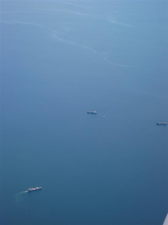 เครื่องขึ้นบินไปทางปากน้ำ ลงใต้ มองเห็นเรือสินค้าในทะเล