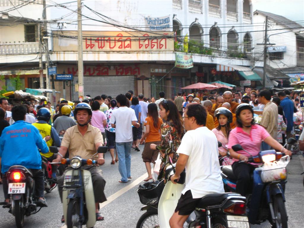 เช้าวันเข้าพรรษาพอดี งดทำบาป ไปตลาดได้ทำบุญตักบาตรตอนเช้า คนหาดใหญ่ออกมาทำบุญกันเยอะเลยครับ