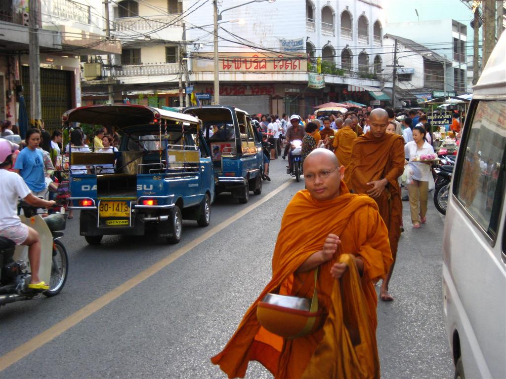 พระสงฆ์ออกบิณฑบาต