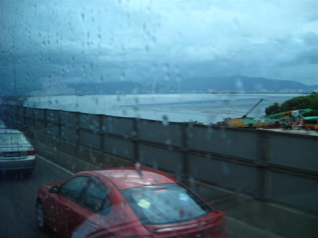 ฝนตกพรำๆตลอดทาง บนสะพานข้ามไปปีนัง