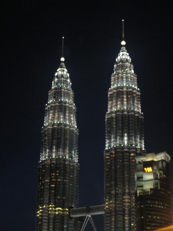 ตึก PETRONAS ที่มีชื่อเสียงยามค่ำคืน สวยครับ แสงไฟที่ตึกจะเปลี่ยนสีได้ด้วยครับ