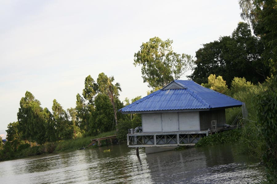 อีกด้านใกล้ๆมีโรงเรือนสูบน้ำ พี่ชาติเดินไปสำรวจแล้วกลับมาเอาเบ็ดไปพ้อมกับเหยื่อ  :smile: