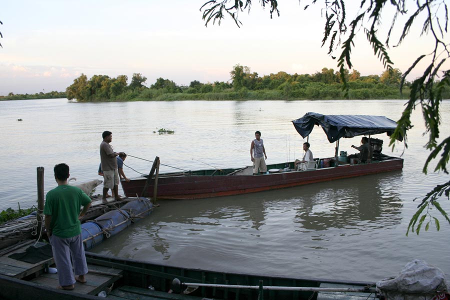 สักพักเรือก็เข้ามา ได้ยินแขกชุดกลางวันที่ขึ้นมาพูดแว่วๆ ว่า คราวหน้ามากลางคืนกันดีกว่า เอ๋..หมายความ