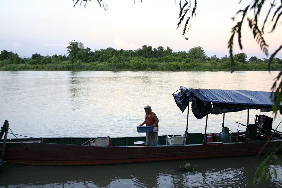 คุณป้าลงไปเคลียร์เก็บของบนเรือ เตรียมรับแขกชุดใหม่ (พวกเรานี่เองแหล่ะครับ) :cheer: :grin: