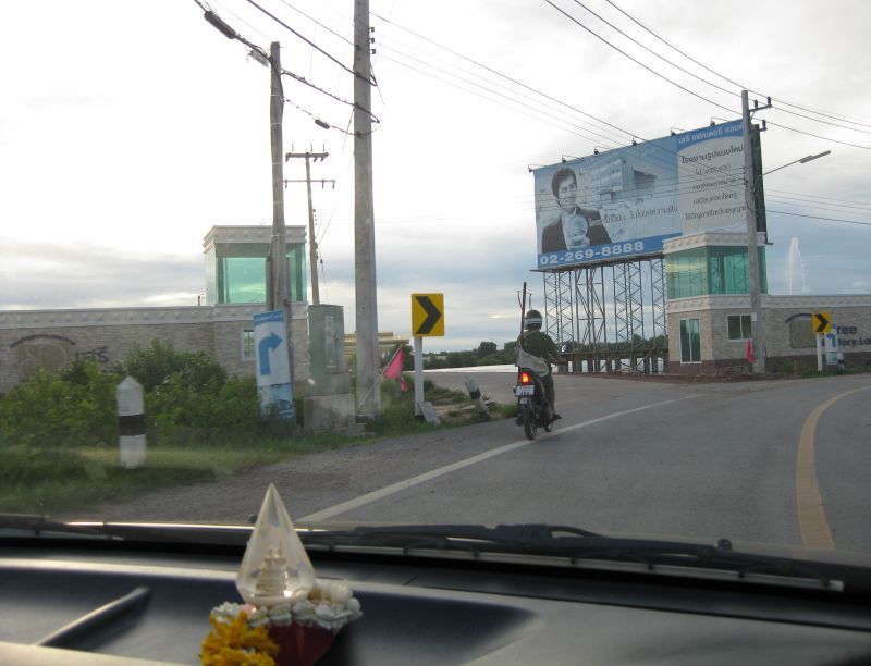 ขอถามทางหน่อยครับผม
น้าเข้าไปทางนี้กันหรือครับหรือว่าวิ่งเลยเข้าไปด้านใน
ช่วยบอกเส้นทางหน่อยครับ
