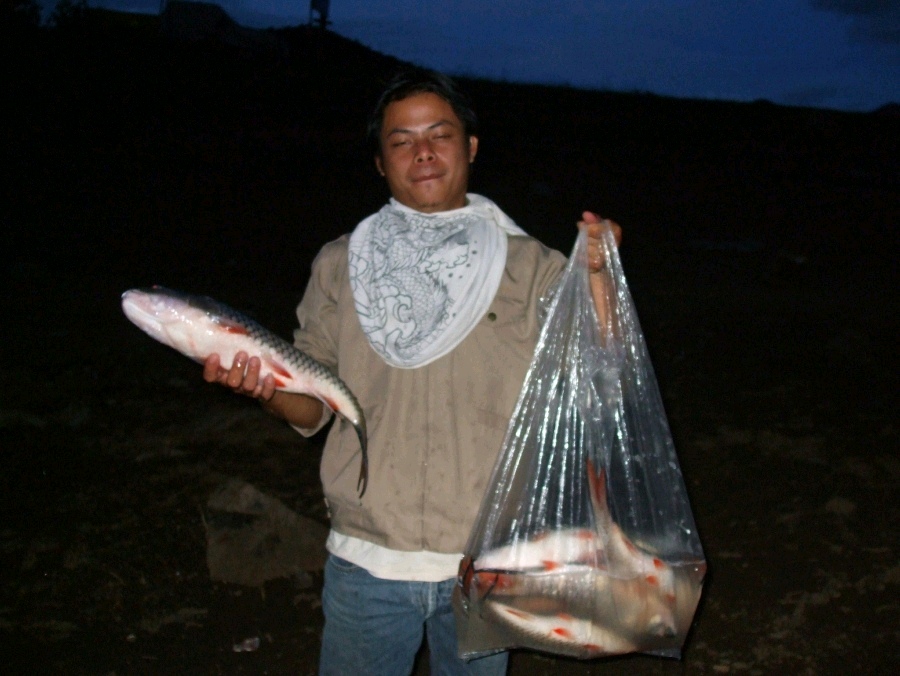 เดียร์บอกก่อนกลับขอถ่ายรูปคู่กับปลาหน่อย      เพื่อเอาไปต่อวีซ่า    คราวต่อไป  
ปลาทั้งหมดที่ได้ใส่