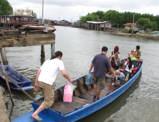 เรือจากที่พักมารออยู่แล้วครับเลยจัดแจงขนของลงเรือเลย!!