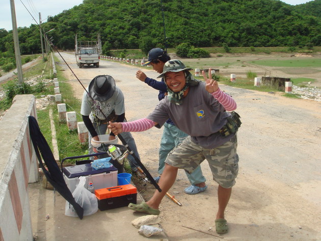 น้าหนุ่ม.....น้าเชิด......และผมประกอบคันเตรียมลุยครับ.

                     :cheer: :grin: :cheer