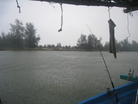 บังรี กะลัง ติดเครื่อง ฝนมาหนักมาก    
ขอบคุณ ทุกท่านที่เข้ามาชม น่ะคับ  
