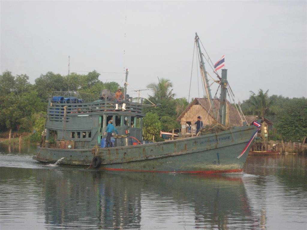 อากาศพอใช้ได้..เรือประมงเริ่มออกหาปลา