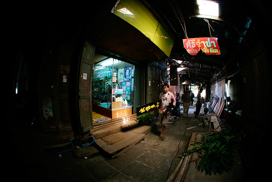 ทีมงานบอกกับผมว่า  ที่เขาเห็นตลาดนี้ ก็เพราะเซิร์จเจอใน อินเตอร์เน็ต รูปที่ผมถ่าย พวกเรากินไก่ตลาดเก