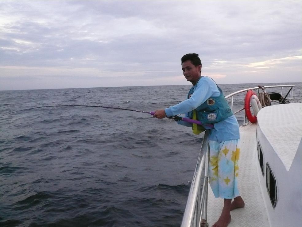 น้าแอ็ดมาอยู่ทางด้านหัวเรือปลาก็กินดีเหมือนกัน

 :smile: :smile: :smile: :smile: :smile:
