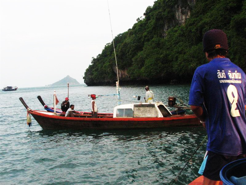 เรือประมงพื้นบ้านมารอไดร์หมึกที่นี่ด้วย :ohh: :ohh: :ohh:
